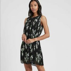 NWT Banana Republic Pleated Dress Black Floral Georgette w/tie belt. Large Tall